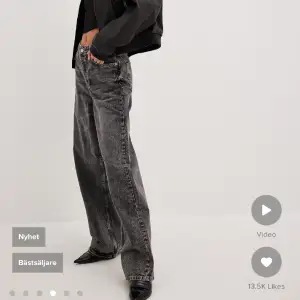 Säljer dom här skit snygga baggy jeansen från NAKD pga fel storlek 🖤 nypris: 599 kr 