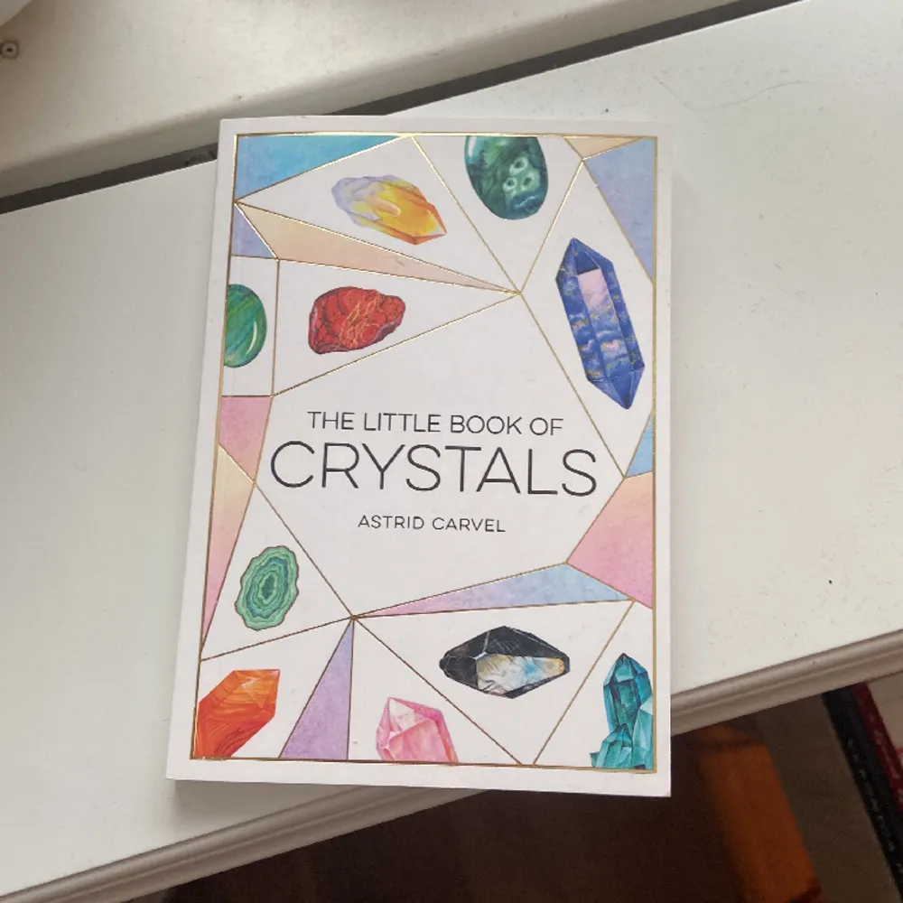En bok om kristaller, står allt om olika sorters kristaller!! Så som vart de kommer ifrån, färg, användning och tips. några sidor längst bak står det om lite extra saker t.ex, meditationer, birthstones och spells. Övrigt.