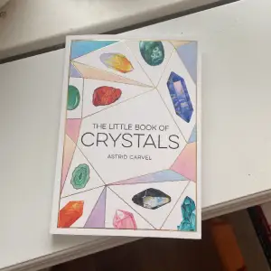 En bok om kristaller, står allt om olika sorters kristaller!! Så som vart de kommer ifrån, färg, användning och tips. några sidor längst bak står det om lite extra saker t.ex, meditationer, birthstones och spells