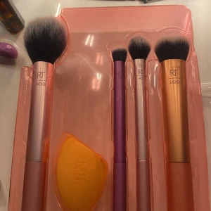 Real techniques set - Säljer detta nya oanvändbara settet från real techniques. Fick i födelsedagspresent så är ej säker vad nypriset är men säljer för 60 kr . Har tyvärr inte förpackningingen som kommer med dessa borstarna då jag har tappat bort det och inte hittar. 