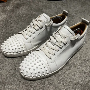 Christian Louboutin - Vita Christian Louboutin i storlek 44, nyskick, inget og.