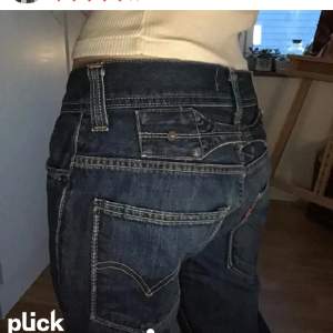Säljer dessa low waist bootcut jeans då dem inte kommer till användning längre, kontakta gärna ifall du har några frågor ❤️