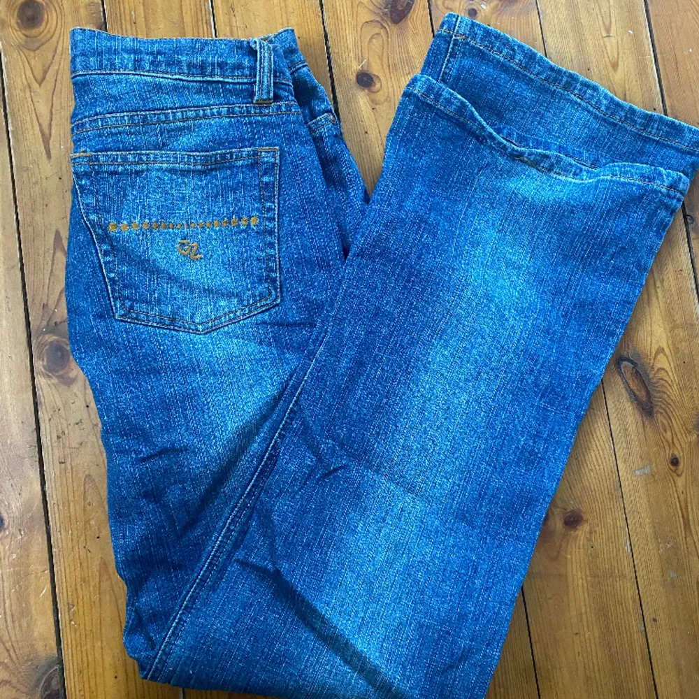 Lågmidjade jeans i jättebra skick. Supersöta detaljer på bakfickorna! . Jeans & Byxor.