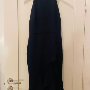 Mörkblå cocktailklänning - Mörkblå cocktailklänning. Använd endast en gång och i mkt fint skick. Möjlighet att ha skärp till då små hällor finns.
