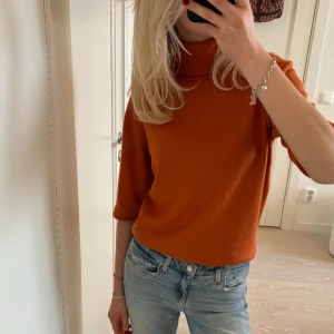 Stickad t-shirt - Såå gin stickad tröja/ t-shirt med trekvartsärmar🥰