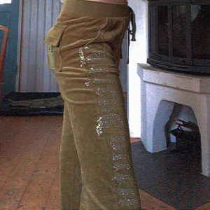 Juicy couture - Säljer mina juicy byxor, då de är för stora för mig. Köpte från en annan tjej på Plick. Har inga hål eller fläckar. Fråga om du har frågor eller om du vill ha bild på byxorna.☺️