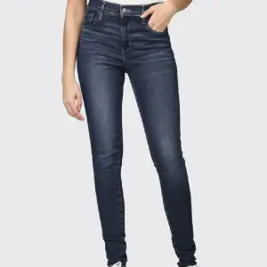 Levis jeans i modellen 720 high rise super skinny som har bara legat i gaderoben och är helt oanvända, skriv gärna efter fler bilder om intresserad (inköpspris 1249)