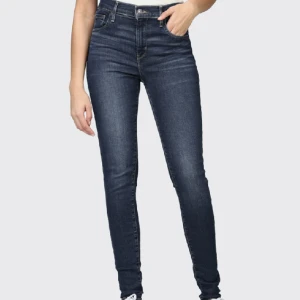 Levis jeans - Levis jeans i modellen 720 high rise super skinny som har bara legat i gaderoben och är helt oanvända, skriv gärna efter fler bilder om intresserad (inköpspris 1249)