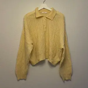 Gullig stickad tröja från Mango! Använt fåtal gånger, köpt för ca 300kr❤️storlek L men passar S och M då den är liten i storleken