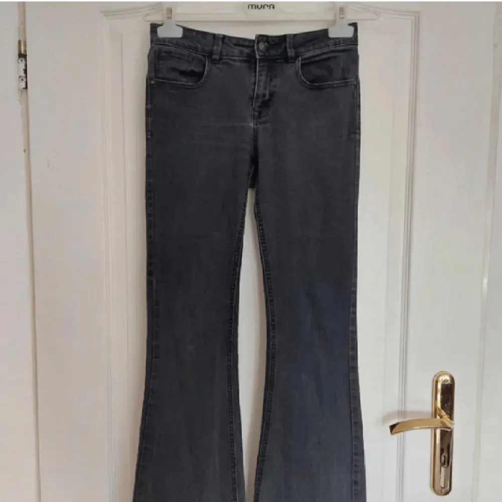 Jättesnygga gråa lågmidjade jeans från zara. Köpta här på Plick, tyvärr lite små💗 Nyskick aldrig använda🌸🥰(lånade bilder). Jeans & Byxor.