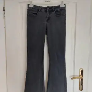 Jättesnygga gråa lågmidjade jeans från zara. Köpta här på Plick, tyvärr lite små💗 Nyskick aldrig använda🌸🥰(lånade bilder)