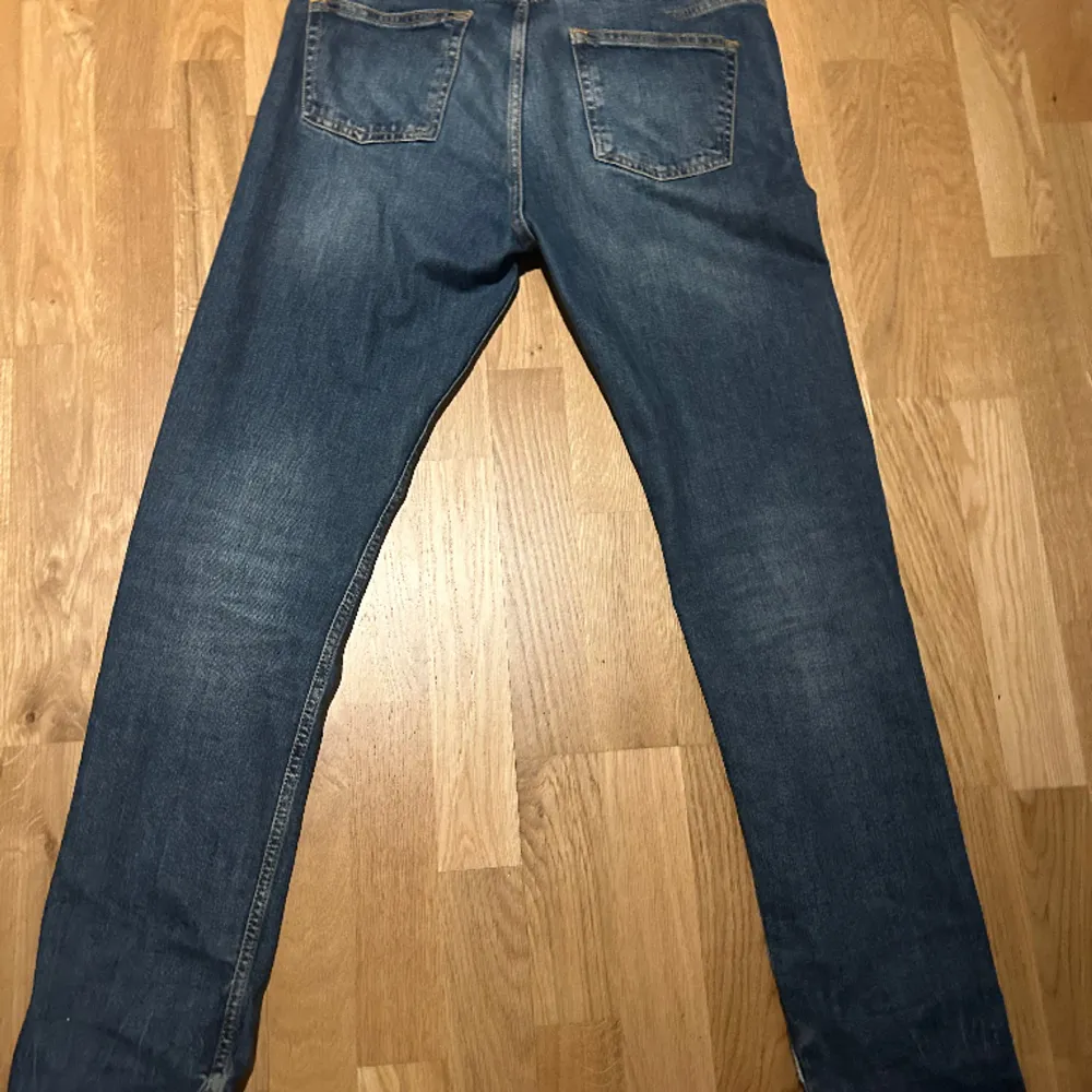 Hej säljer mina J.Lindeberg jeans eftersom jag aldrig använder de. Skick 9/10 köpt för 1500 säljer de för 550 pris kan diskuteras, skriv om ni har fler frågor.. Jeans & Byxor.