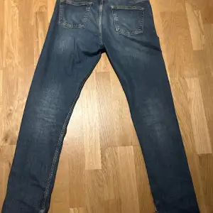 Hej säljer mina J.Lindeberg jeans eftersom jag aldrig använder de. Skick 9/10 köpt för 1500 säljer de för 550 pris kan diskuteras, skriv om ni har fler frågor.