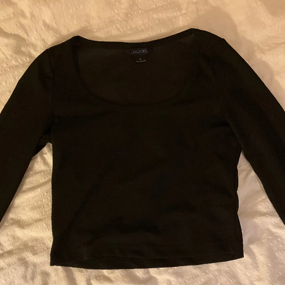 En svart långärmad tröja från monki, jag köpte den dock secondhand. Det står storlekar S men jag skulle snarare säga att den passar XS ❤️. T-shirts.