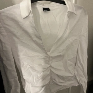 Skjorta - Jättefin och stilren vit skjorta från Gina Tricot. Säljer den då den inte kommer till användning. Man kan välja att knäppa upp den helt eller bära den som en skjorta/ blus. Skriv vid frågor❤️