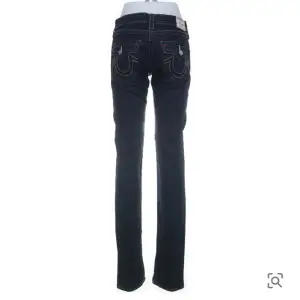 Ett par skitsnygga true religion jeans i mycket fint skick. De är äkta (se lappen) och köpta second hand online! (Därav bilderna). Inte riktigt min stil längre och har växt ur dem så det är dags för ett nytt hem!! Köparen står för ev. frakt💗💗