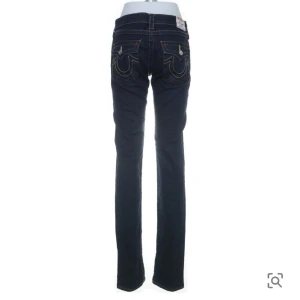 True religion jeans - Ett par skitsnygga true religion jeans i fint skick. De är äkta (se lappen) och köpta second hand online! (Därav bilderna). Har växt ur dem så det är dags för ett nytt hem!! Innerbenslängd ca 84 cm. Midjemått ca 76 cm. Köparen står för ev. frakt💗💗