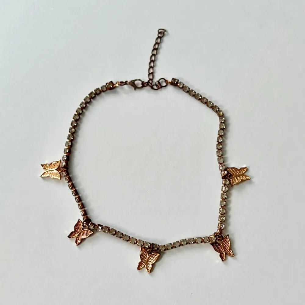Guldigt / brons halsband med fjärilar 💖 Frakt: 15kr eller 29kr (spårbart). Accessoarer.