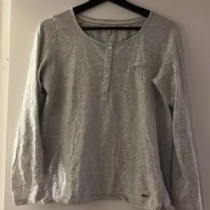 Långärmad ljusgrå gullig tröja ifrån märket Hampton Republic. I storlek 36-38 ( XS-S ) Stilren och superfin. Den är i bra skick och aldrig använd av mig (: Bilder med den på finns att få! 🫶💕💕