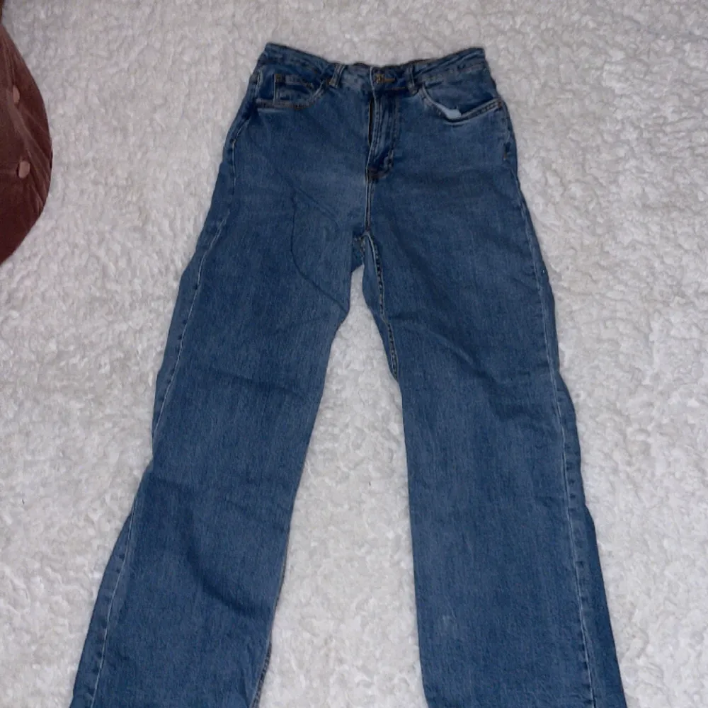 Jättfina jeans som är från märket denim project. Är i mycket fint skick då de inte kommer till användning. Är i storlek 36 men stitter lite baggy och är i regularl waist. Hör gärna av dig för mer frågor🩷. Jeans & Byxor.