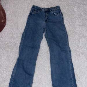 Jättfina jeans som är från märket denim project. Är i mycket fint skick då de inte kommer till användning. Är i storlek 36 men stitter lite baggy och är i regularl waist. Hör gärna av dig för mer frågor🩷