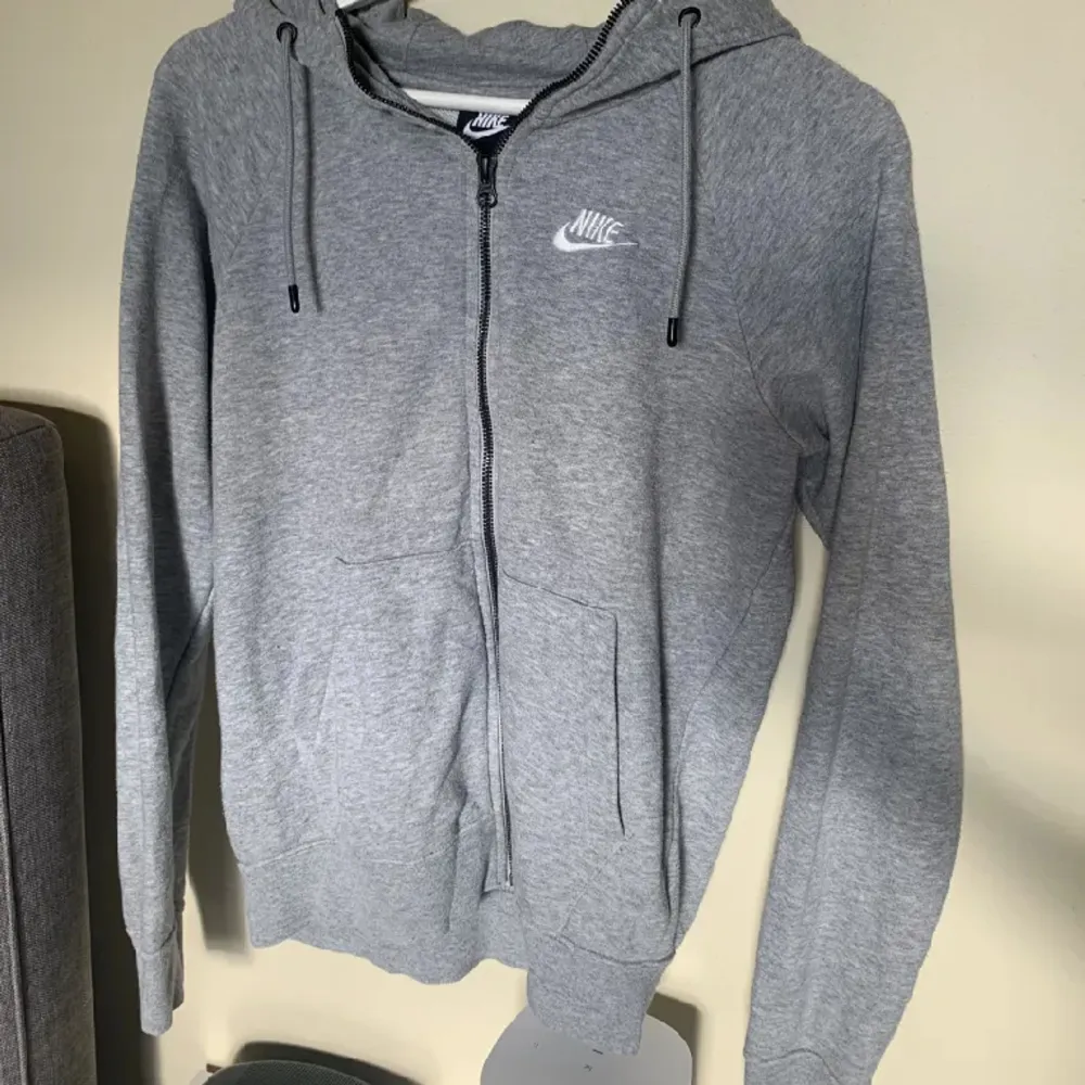 Säljer denna Nike hoodie då den inte kommer till användning💓. Hoodies.