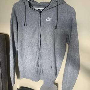 Säljer denna Nike hoodie då den inte kommer till användning💓