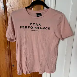 Fin rosa Peak Performance t-shirt. Storlek 160/xs. Använd endast en gång.