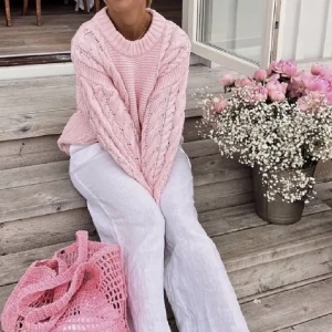 Rosa stickad - Jättesöt rosa stickade tröja från gina. Använd några gånger men ser ny ut! Skriv vid frågor eller fler bilder💗