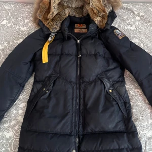 Parajumper longbear mörkblå  - Hej!  Säljer min fina parajumper longbear då den inte används längre. Ny pris 10 099 mitt pris 3500kr vid intresse skicka dm  Färgen är Mörkblå