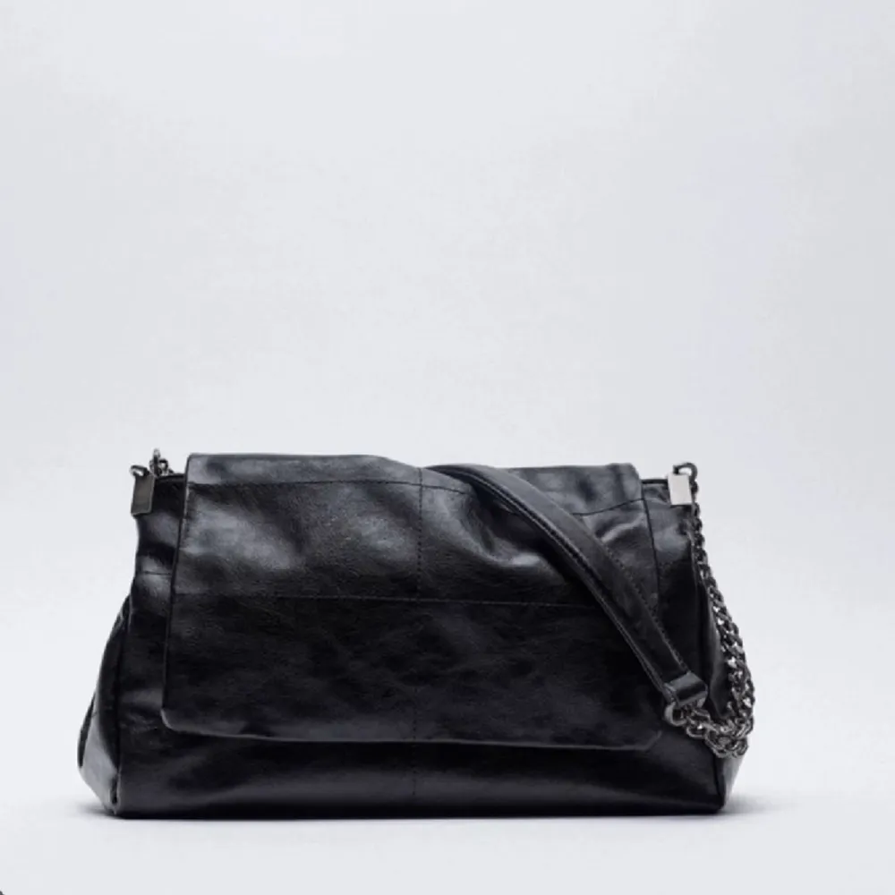 Säljer denna väska från zara då den ej kommer till användning längre🙏🏼Fint skick och använd fåtal gånger💕. Väskor.