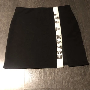 Kjol strl xs - Knappt använd strl xs (160)