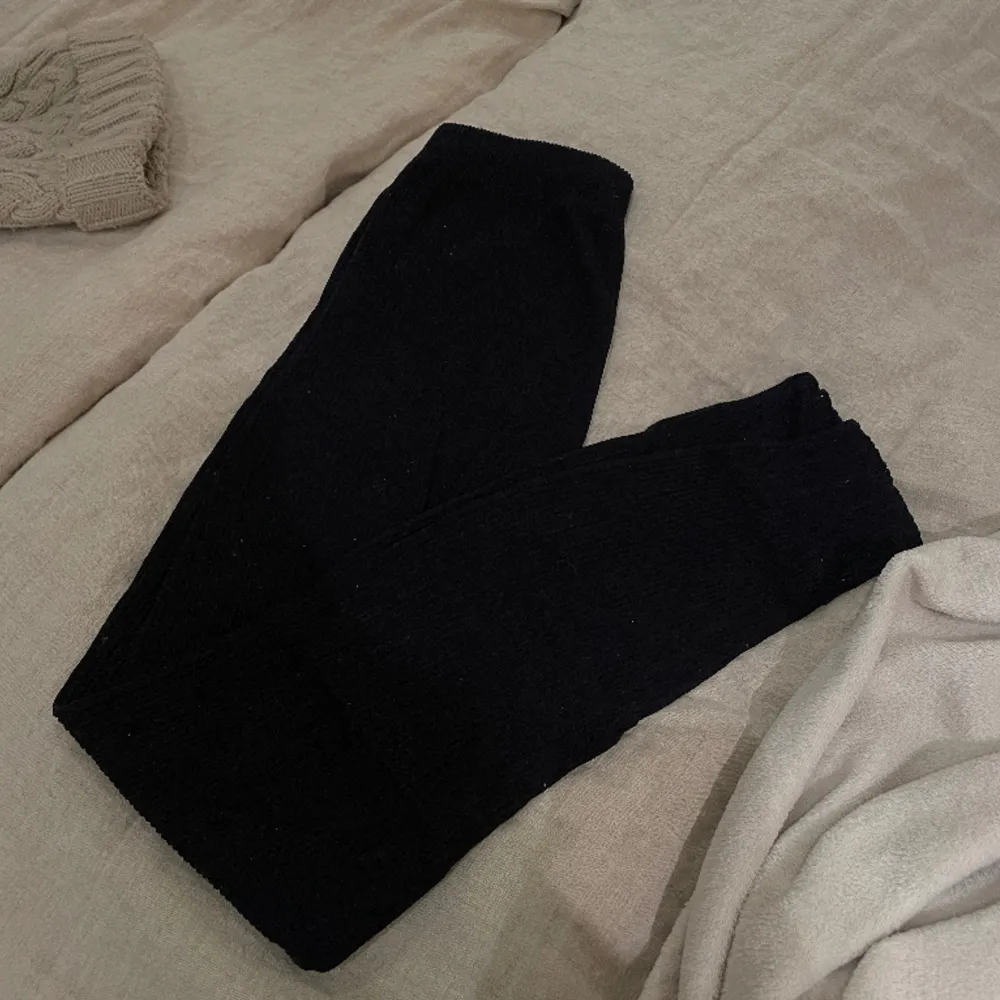 Svarta leggings från zara i storlek Xs-s!. Jeans & Byxor.