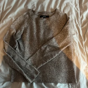 Stickad tröja - Brun, beige stickad tröja från vero Moda💕 skriv för fler bilder!