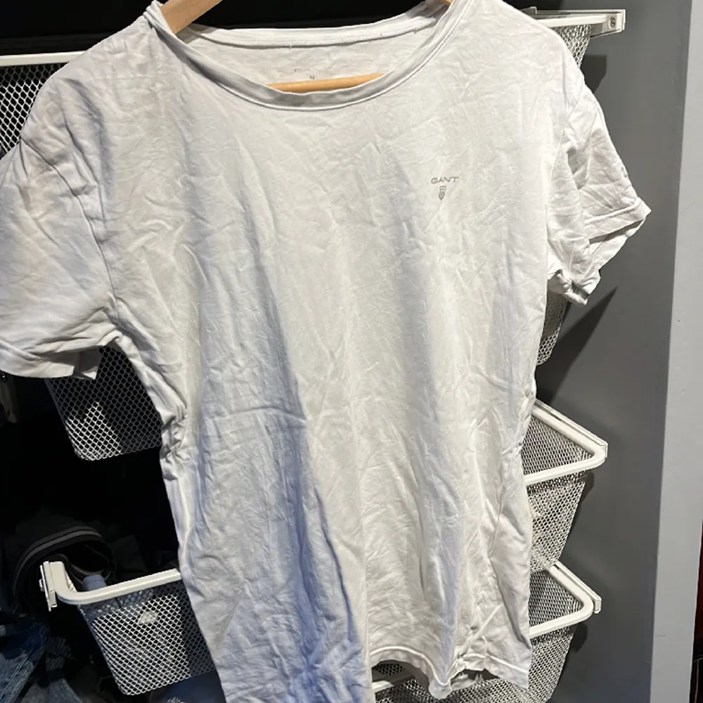 Skick 7/10 väldigt urtvättad   Vanlig vit gant tröja i storlek M. T-shirts.