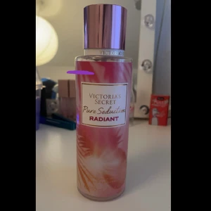 Victoria’s Secret Pure Seduction🥭🍉🍍 - victoria’s secret body mist pure seduction radiant, nästan hela finns kvar (kolla lila linjen)🍍🥭🍉