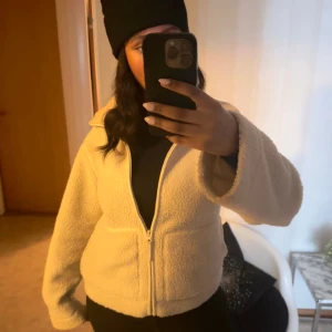 Teddy jacka - Ganska ny, bra skick och använd fåtal gånger!! Perfekt inför dom kyliga dagarna under våren💕går fortfarande att köpa ignorera budet!! 