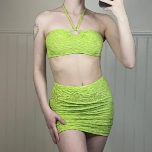 Set - Set med kjol och knytbar topp från asos i storlek 36. Använd ett fåtal gånger så i mycket bra skick. 🎀