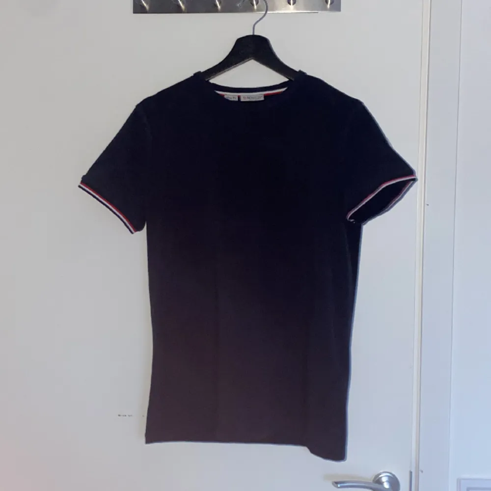 Hallå! Jag säljer min MONCLER tröja som köptes i Köpenhamn eftersom att den inte kommer till användning längre, tagg och påse medföljer:)  Nypris: 2200kr Storlek: M  Kontakta mig gör för mer information eller bilder.. T-shirts.