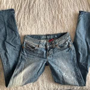 Mellan blå lågmidjade jeans från Guess. Raka/utsvängda ben. I nyskick💕 Midjemått: 40 tvärs över  Innerbenslängd: 85