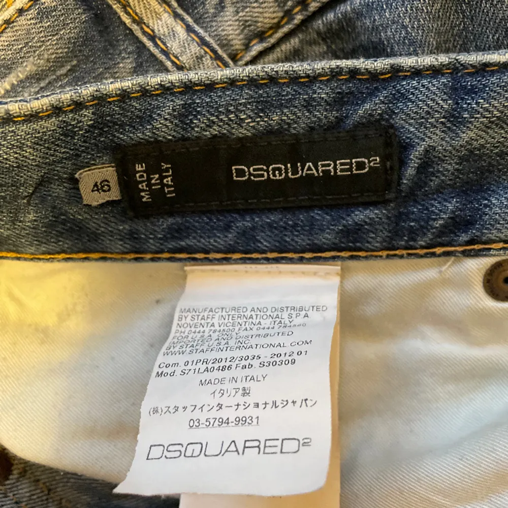 Exklusiva jeans från Dsquared2 som säljes pga att de inte kommer till användning. På bild 3 ser man ett förslitningshål mellan benen.  Midjemått: 88cm Längd: 102cm Skick: Mer än godkänt Passform: Rak Storlek: 46 (italiensk). Jeans & Byxor.