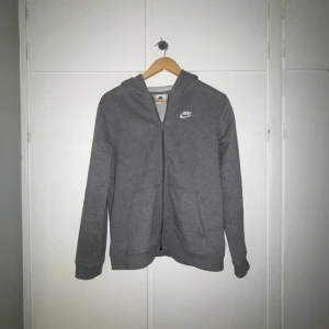 Grå Nike Zip - Grå Nike Zip. Knappt tecken på användning☑️ Kids stl. XL (S som herrstorlek)☑️ Utmärkt passform☑️  Frakt ingår inte i priset