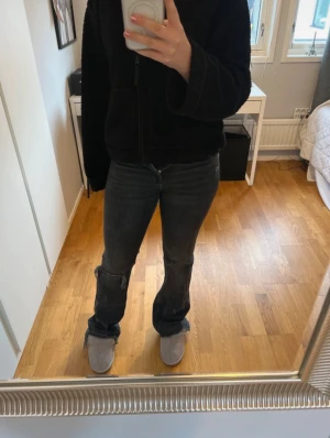 Bootcut jeans - Super snygga jeans med hål. Nästan aldrig använda. Säljer då dom har blivit för små för mig💕