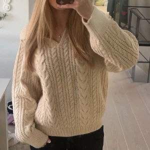 Stickad tröja - Stickad tröja från Gina tricot. Är i storlek 158/164 men passar mig som vanligtvis bär Xs/S och är 166 cm lång. Använd 2 gånger.