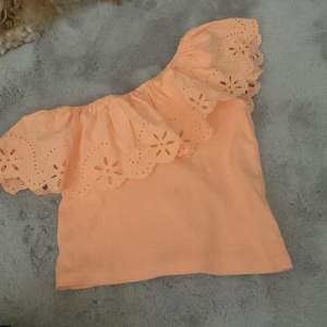 Säljer min super snygga orangea volang tröja från zara. Säljer då den inte kommer till användning. Knappt använd. Pris kan diskuteras ❤️