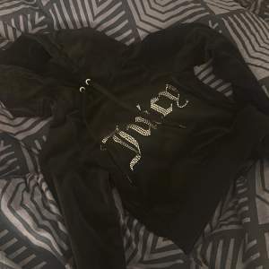 Säljer min juicy couture hoodie då den inte kommer till användning. Ny skick, använd ett par gånger. 