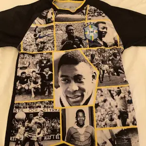 En T- shirt med Pelé bilder typ överallt är skit snygg, bra skick, och har knappt rörts 