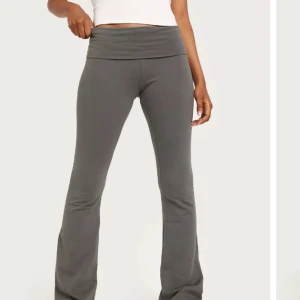 Boot cut byxor  - Säljer mina grå byxor från Nelly, helt oanvända! 