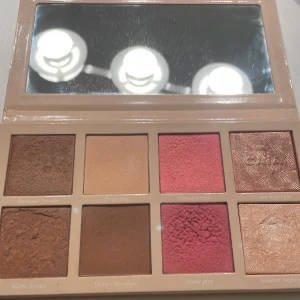 Caia summer multi use palette - Säljer min summer palett från caia (går inte att köpa längre) för att färgerna inte riktigt passar mig. Råkade spilla lite vatten i rouget (matte pink) och i bronsern (matte bronze) men de funkar jättebra ändå! Säljer för 425kr, går att diskutera 