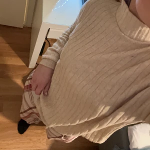 Beige tröja - Tröja från amisu, knappt använd💕